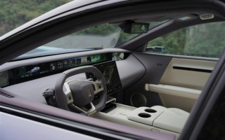 特斯拉Model 3又一挑战者 阿维塔06内饰曝光：仍配异形方向盘