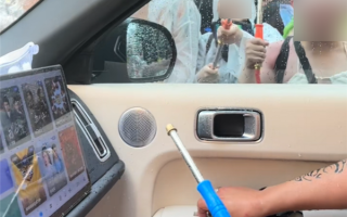 云南泼水节一理想被泼成泡水车 车外有人喊话“理想同学 打开车门”