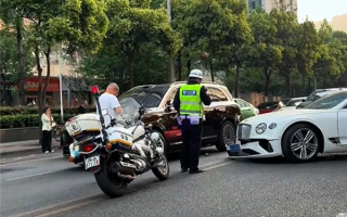 宾利欧陆撞上问界M9前脸花了 网友：一时间分不清谁是豪车