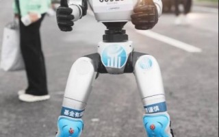 全球首场“人机共跑” 机器人ETF易方达(159530)携手人形机器人“出战”半马