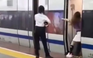 女子伸腿阻止高铁关门被行拘！网友质疑为何能得逞