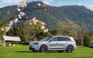 大型SUV杀手 全新问界M8实车亮相：激光大灯、车内投影安排上
