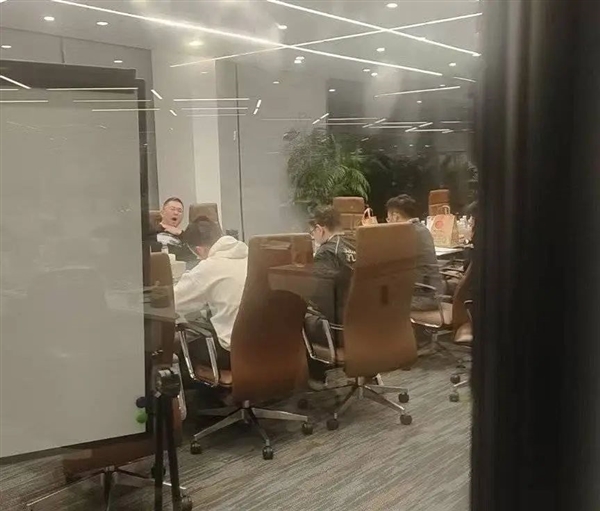 极越闪崩：两个富爸爸的“弃子”-第5张图片-芙蓉之城
