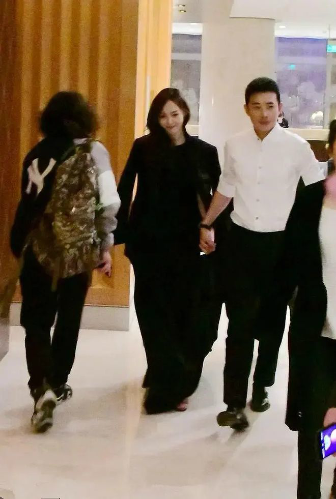唐嫣披罗晋西装外套 两人牵手下班大秀恩爱(图)-第1张图片-芙蓉之城