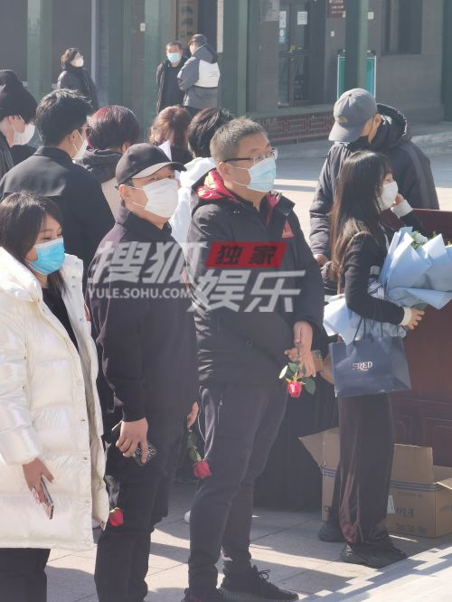 赵英俊告别仪式在京举行 多明星手持小红花现身悼念-第2张图片-芙蓉之城