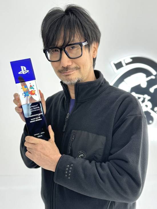 小岛秀夫收到索尼PS3世代大奖杯：太抢眼了！-第1张图片-芙蓉之城