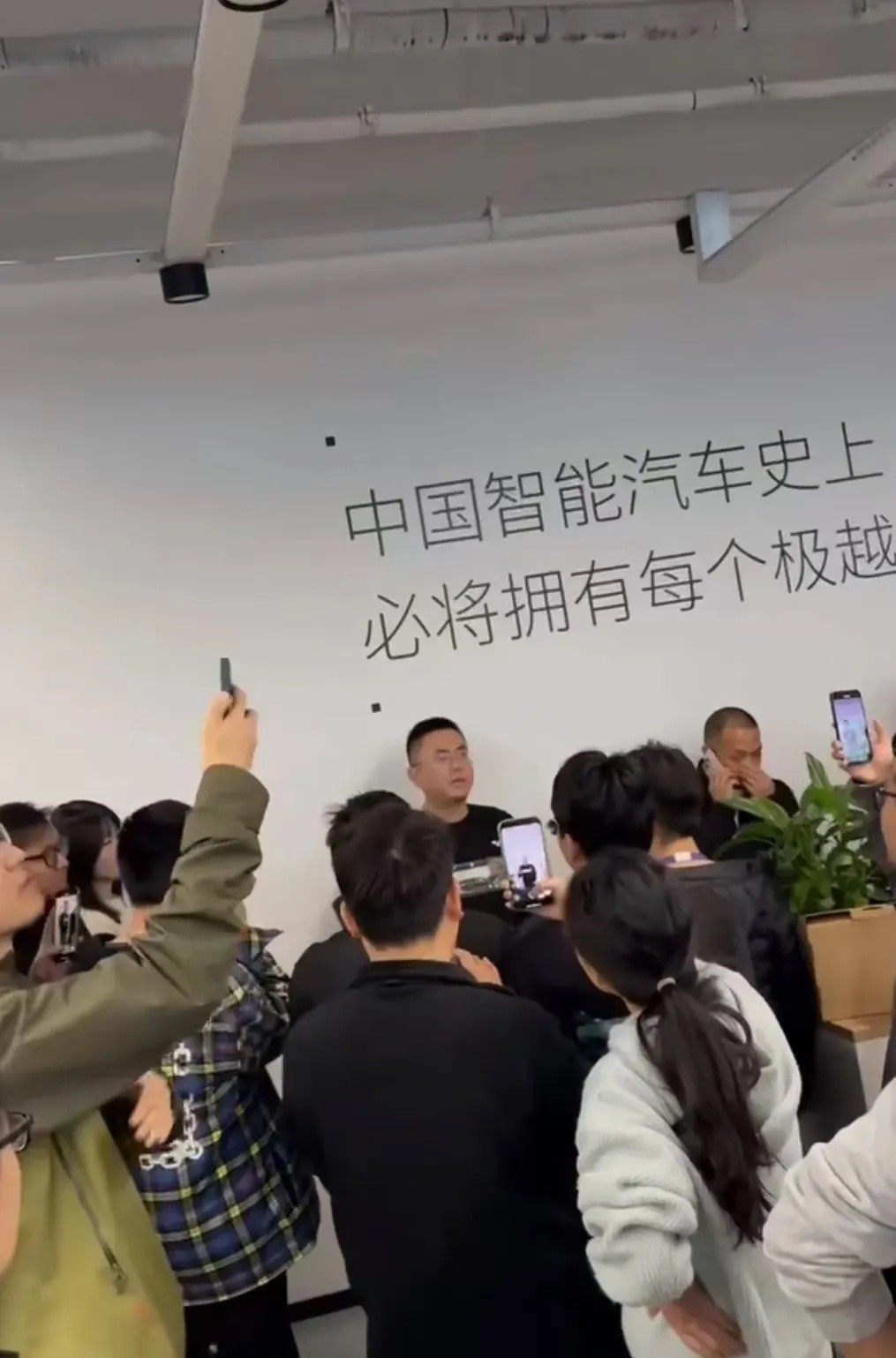 EV晨报 | 吉利和百度为极越缴纳11月社保，用户整车售后由吉利接管，智驾系统由百度维护；蔚来李斌：2025年销量目标44万辆-第1张图片-芙蓉之城