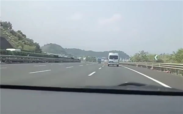 十几辆车组团慢行：高速路上奇怪一幕引吐槽-第2张图片-芙蓉之城