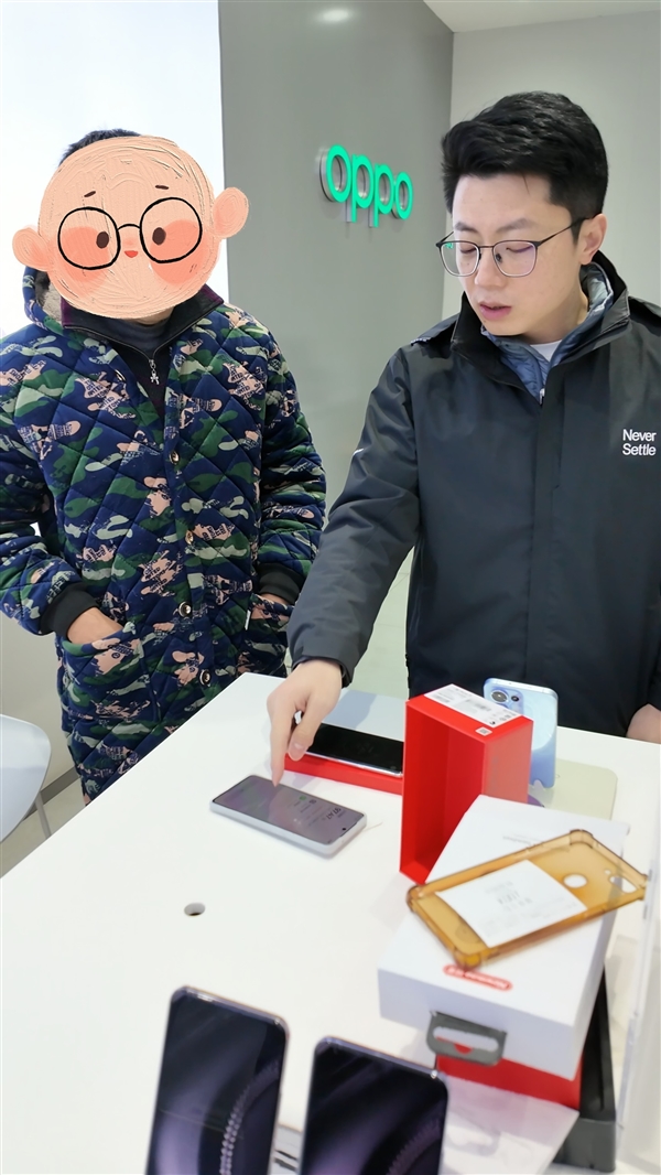 李杰碰到成都一哥们穿着家居服来买一加Ace 5：看完发布会很满意-第3张图片-芙蓉之城