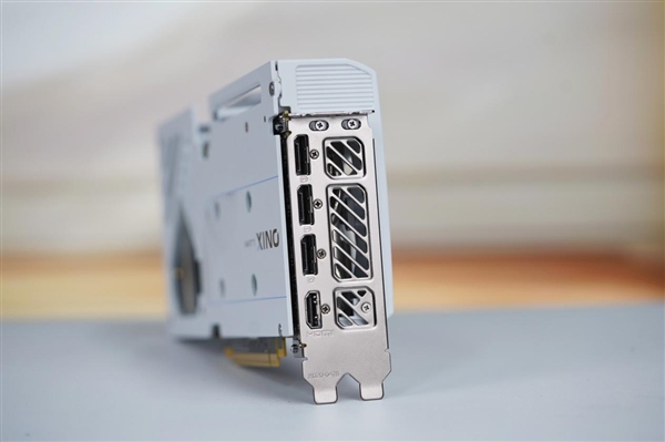 纯白双风扇！傲世追日Intel锐炫B580 OC显卡图赏-第8张图片-芙蓉之城