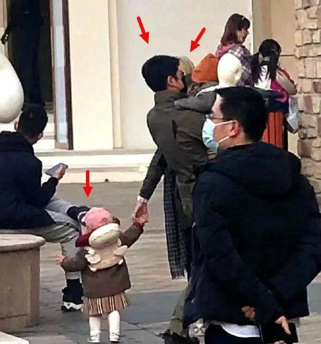 撒贝宁一家四口逛街被网友偶遇 宝宝背影乖巧可爱-第1张图片-芙蓉之城