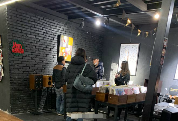 没有不满爸爸新女友？李亚鹏疑携女友带李嫣逛街-第2张图片-芙蓉之城