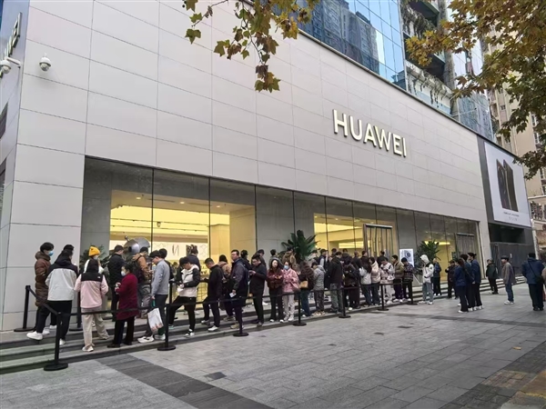 线下疯狂排队！华为Mate70首销官网已售罄 门店称标准版备货充足-第1张图片-芙蓉之城