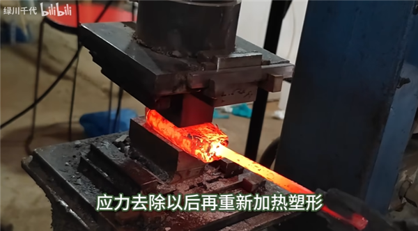 我屏幕里的二次元萌妹们 开始教高数、打冷兵器、做电焊-第6张图片-芙蓉之城