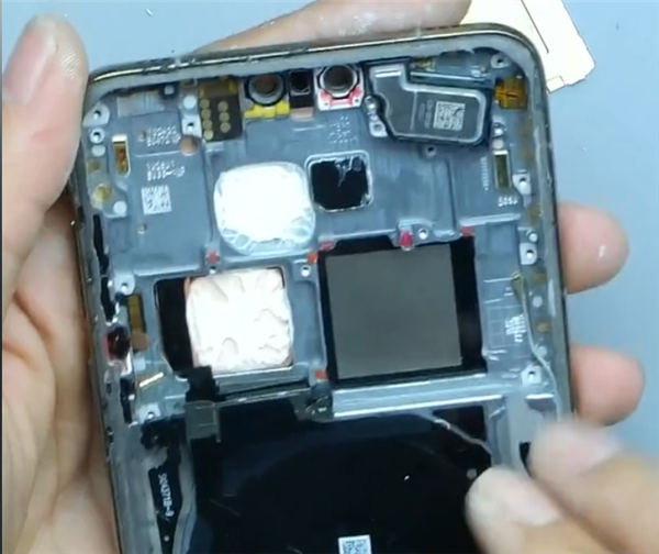 华为Mate 70 Pro+跌落测试：两米多落下砸碎瓷砖 丝毫无损-第4张图片-芙蓉之城