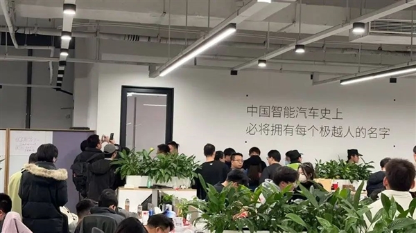 极越闪崩：两个富爸爸的“弃子”-第7张图片-芙蓉之城