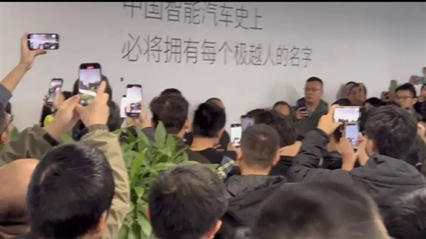 极越社死一幕：CEO被堵墙角 员工爆粗口维权-第1张图片-芙蓉之城