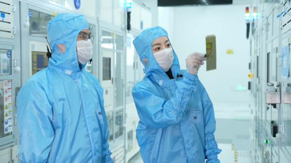 跟着撒贝宁走进维信诺，探寻“非凡中国屏”诞生背后的科技传奇之旅-第4张图片-芙蓉之城
