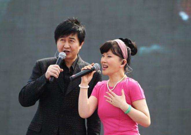 54岁付笛声与妻商演舞台简陋 被曝出场费40万-第2张图片-芙蓉之城