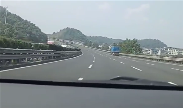 十几辆车组团慢行：高速路上奇怪一幕引吐槽-第3张图片-芙蓉之城