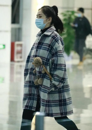 39岁谢娜官宣二胎后挺孕肚亮相 双腿却细成筷子-第1张图片-芙蓉之城