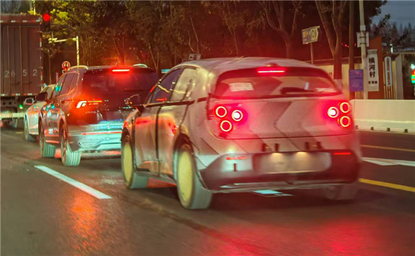 行业首创“三眼灯” ：蔚来萤火虫白色实车首次曝光-第5张图片-芙蓉之城