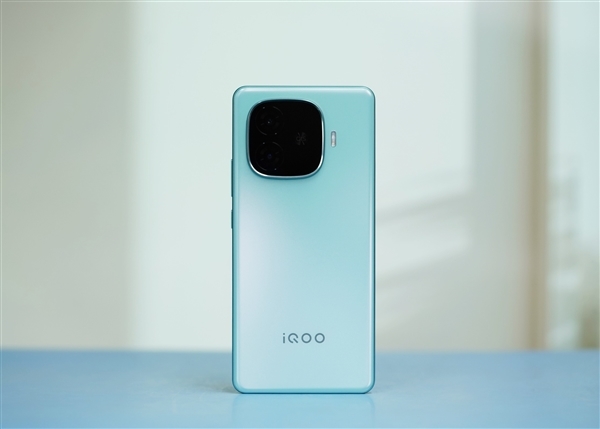 新一代电量怪兽！iQOO Z10 Turbo Pro将配7500mAh巨无霸电池-第2张图片-芙蓉之城