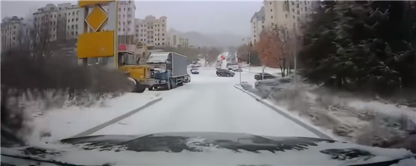 胆寒刹车失控 汽车在雪中行驶-第1张图片-芙蓉之城