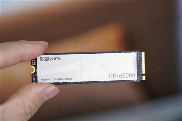 速度逼近PCIe 5.0极限！长江存储致态TiPro9000 2TB SSD图赏-第1张图片-芙蓉之城