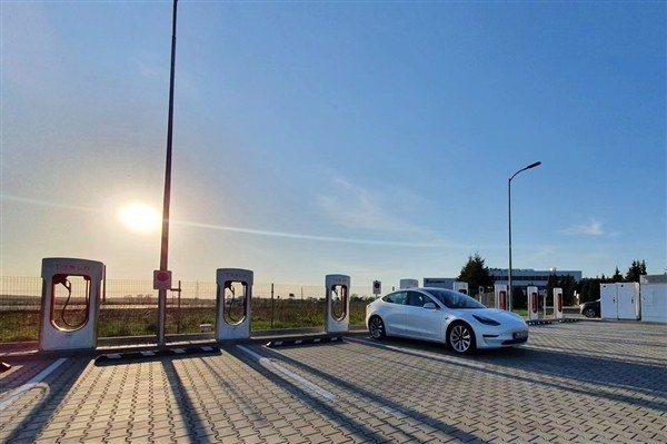 全国充电基础设施累计达1281.8万台 我国充电基础设施建设加速-第1张图片-芙蓉之城