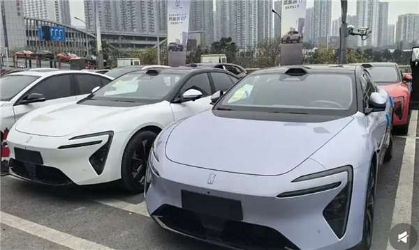 特斯拉Model 3新对手！阿维塔06多种配色实车曝光-第1张图片-芙蓉之城