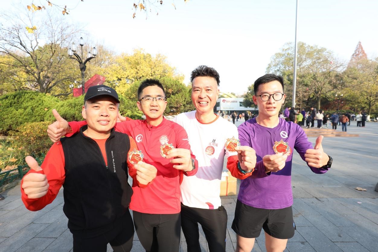 用一场毅行开启全新征程 南京银行杭州分行举办2025年元旦环湖暨十五周年行庆系列活动-第2张图片-芙蓉之城