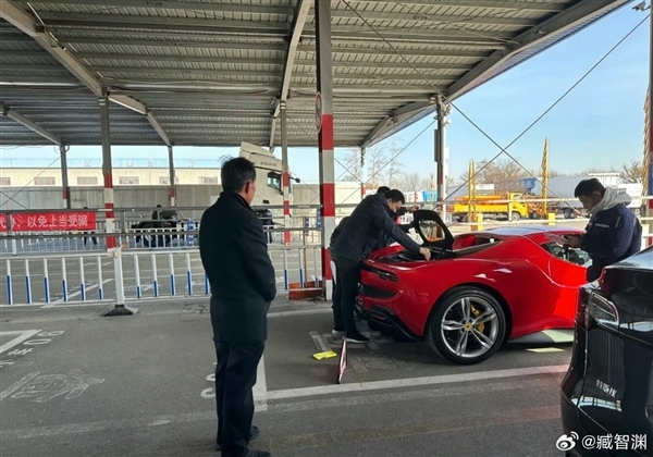 车圈大佬都爱法拉利：长城魏建军亲驾SF90赶飞机被拍-第3张图片-芙蓉之城