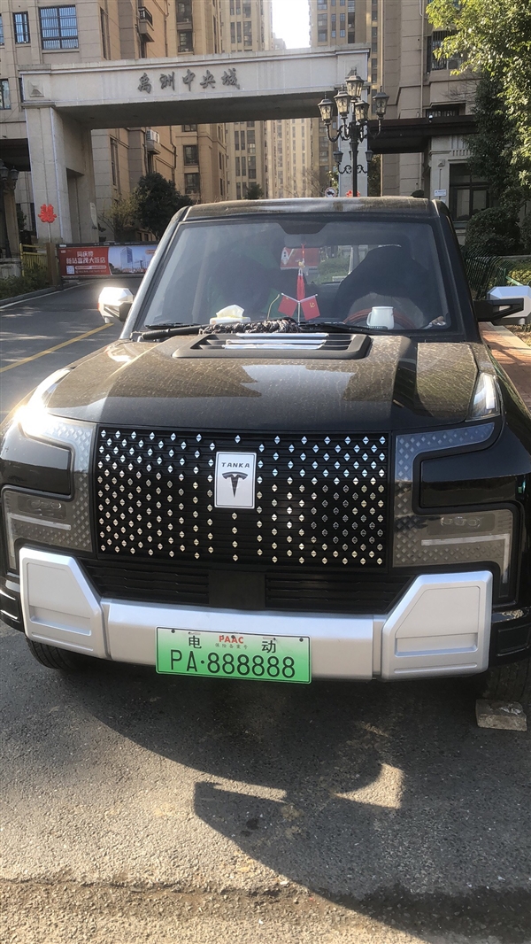 比机动车还要大！可怕的老头乐上路：抄袭的还是国产百万豪车-第4张图片-芙蓉之城