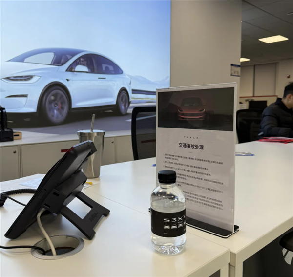 车主给朋友演示自动泊车时撞车 特斯拉销售：辅助功能我们不负责-第2张图片-芙蓉之城