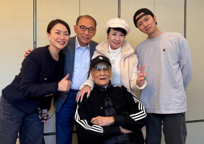 霍汶希晒与谢霆锋一家合影 谢贤和狄波拉罕见亮相-第1张图片-芙蓉之城