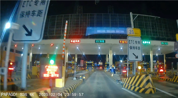 紧张到无法呼吸 男子卡点下高速：免费结束前4秒顺利抬杆-第2张图片-芙蓉之城