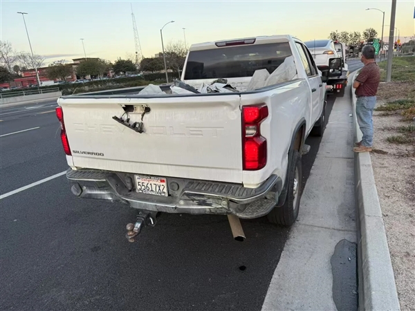 美国车友称特斯拉FSD撞车：弯道不减速 高速追尾皮卡-第3张图片-芙蓉之城