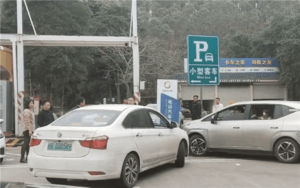 春运服务区保留节目上演！两电动车争抢充电桩 一人怒砸车-第1张图片-芙蓉之城