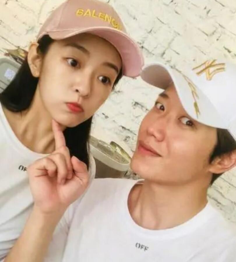 刘泳希李嘉铭官宣离婚 曾在节目分享裸婚历程-第1张图片-芙蓉之城