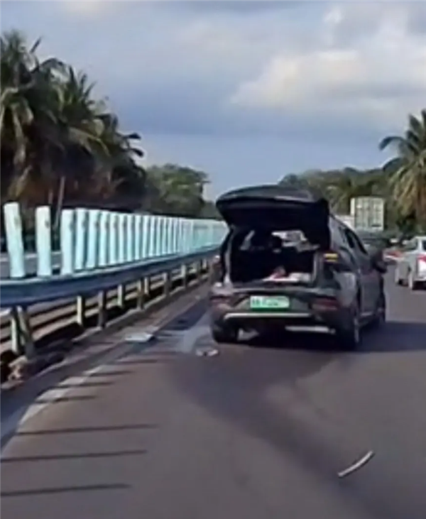 真公路坦克！比亚迪唐高速追尾半挂车后翻滚 一车4人全身而退-第3张图片-芙蓉之城