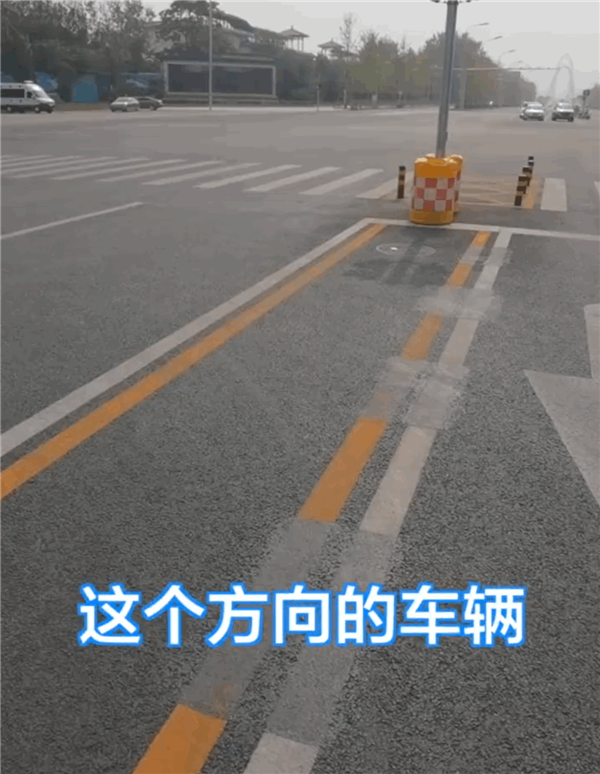 一司机掉头时等红灯被后方多车怒怼 交警释疑掉头用不用等红灯-第1张图片-芙蓉之城