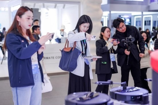 洗烘套装首次亮相AWE2025 石头科技重塑清洁生态未来蓝图-第3张图片-芙蓉之城