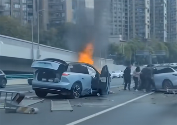 蔚来与零跑撞车后起火 蔚来通报：车门自动解锁、门把手弹出-第2张图片-芙蓉之城