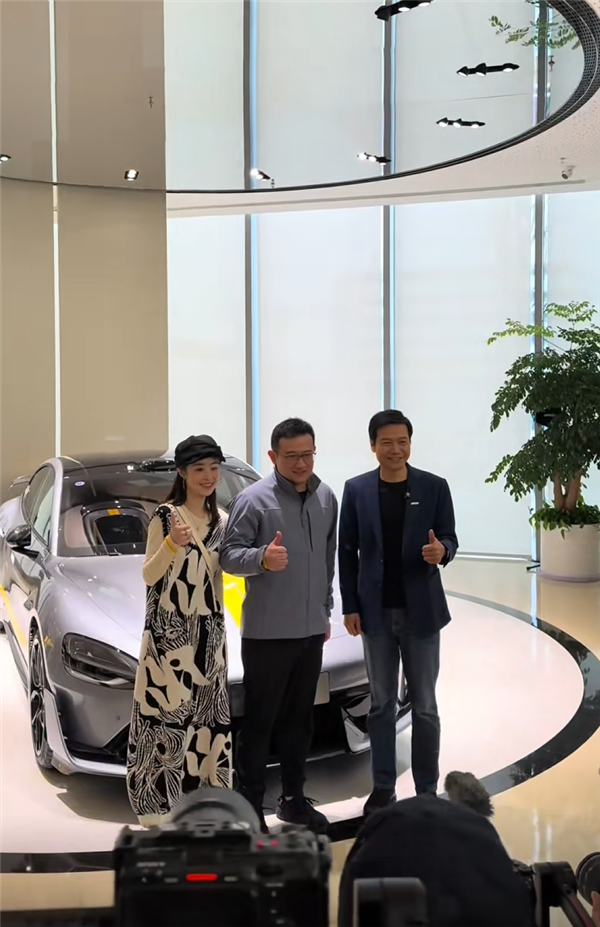 小米SU7 Ultra首批车主交车！雷军这次不开车门 改成和车主揭车幕-第6张图片-芙蓉之城