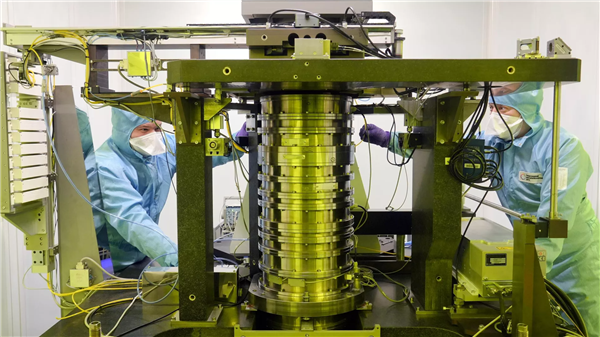 官方：俄罗斯有了第一台自己的350nm光刻机！明年搞定130nm-第1张图片-芙蓉之城