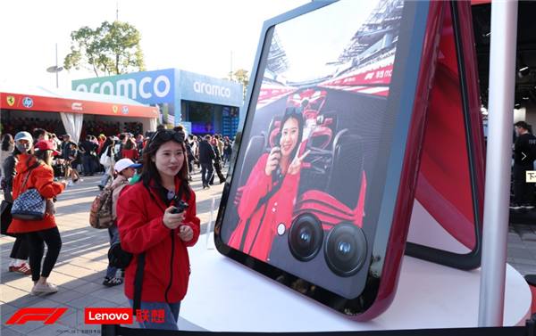 联想moto亮相2025 F1中国大奖赛 AI至尊小折叠新品即将发布-第2张图片-芙蓉之城