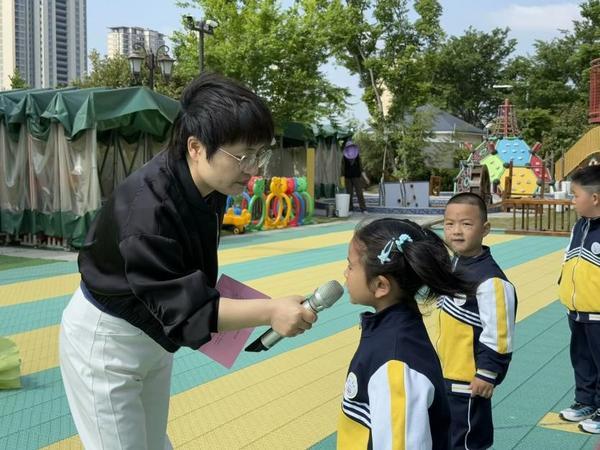 书香浸润童心 仪式点亮成长 如东县鑫城幼儿园举行绘本节主题升旗仪式-第1张图片-芙蓉之城