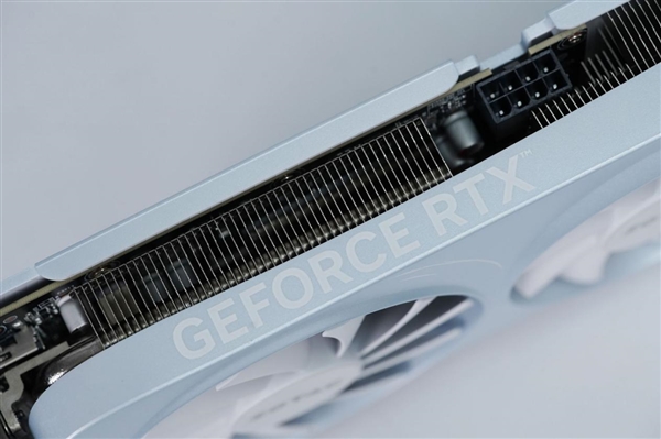 温润如玉！索泰RTX 5060 Ti 8GB月白显卡图赏-第12张图片-芙蓉之城