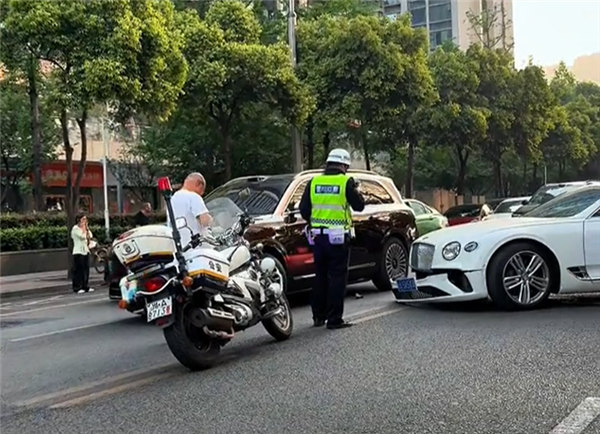 宾利欧陆撞上问界M9前脸花了 网友：一时间分不清谁是豪车-第1张图片-芙蓉之城